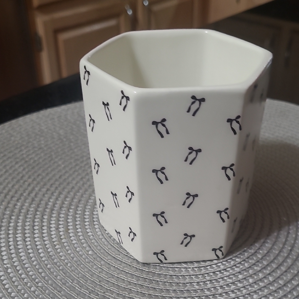 Bow Pen/Vanity Top Cup